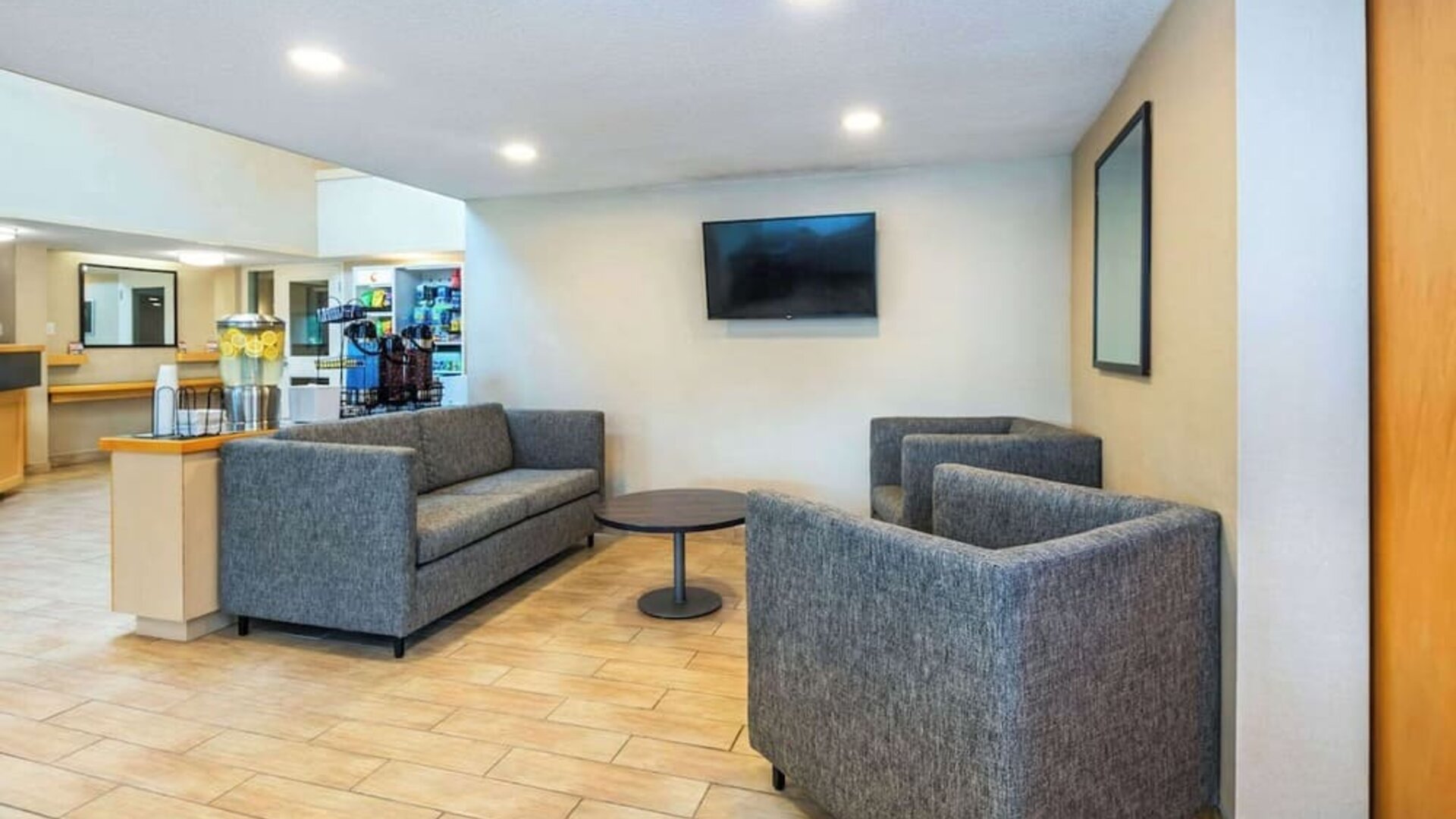 Lobby lounge at Comfort Inn Kingston HWY 401.