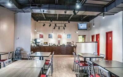 Dining area with comfortable seating at Comfort Inn Laval.