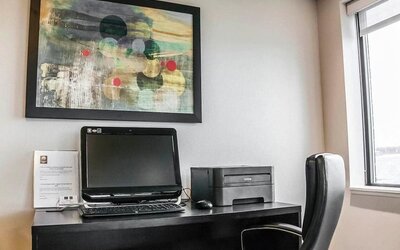 Business center with computer, printer and ergonomic chair at Comfort Inn Laval.