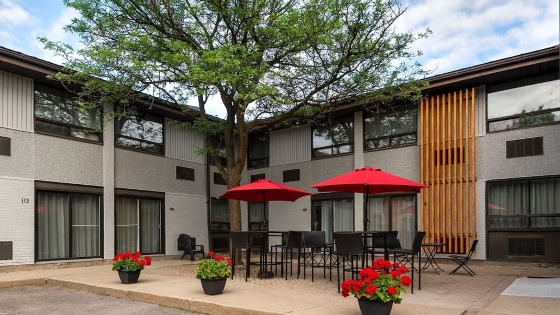 Outdoor lounge area at Comfort Inn Ottawa West.