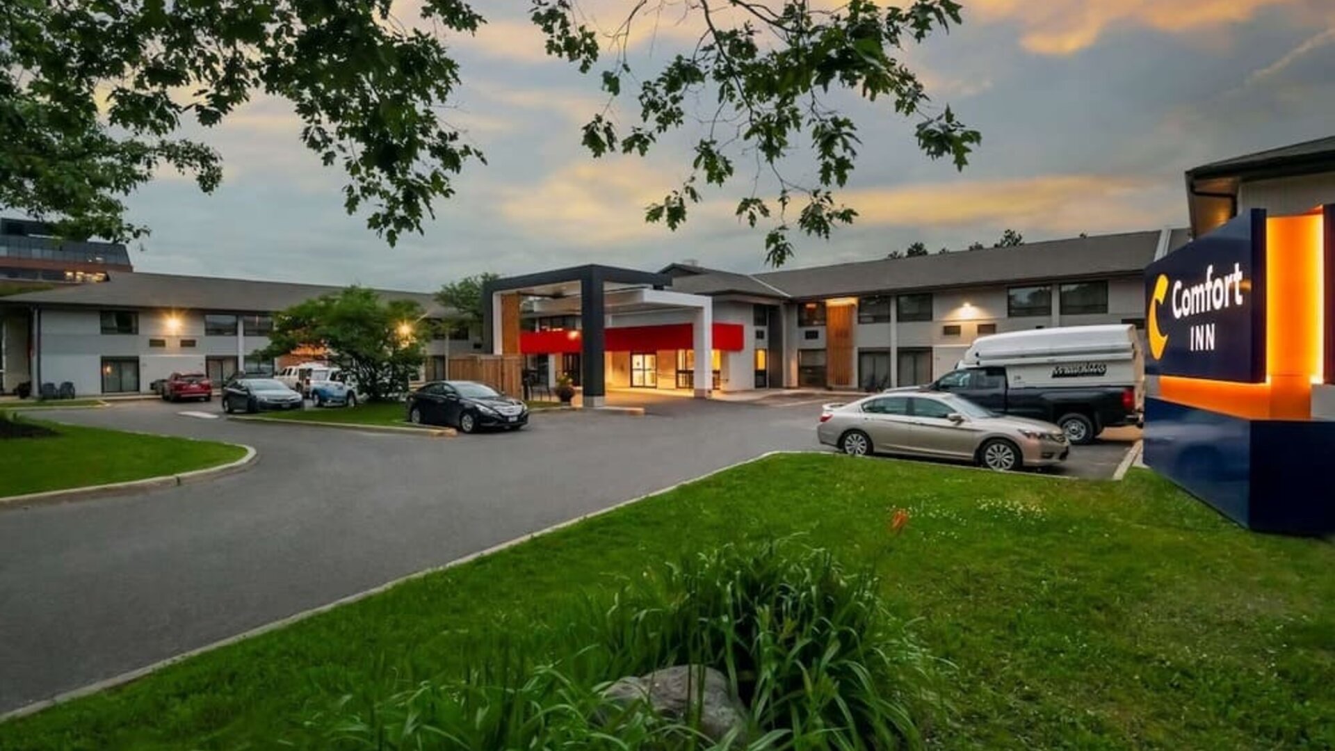 Parking area at Comfort Inn Ottawa West.