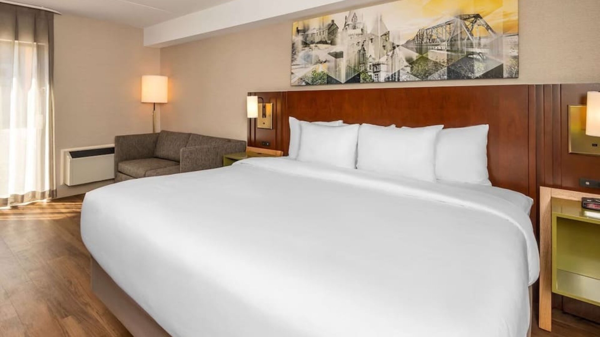 Spacious day use room at Comfort Inn Ottawa West.
