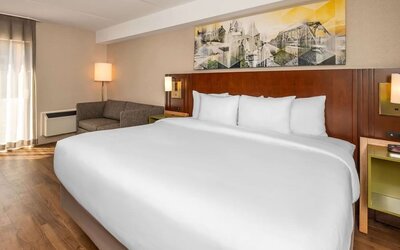 Spacious day use room at Comfort Inn Ottawa West.