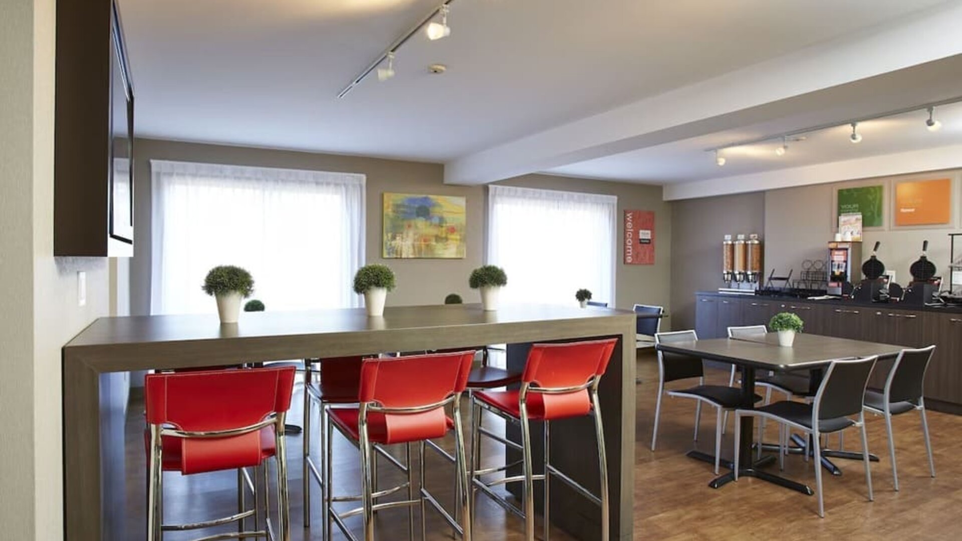 Dining area with comfortable seating, perfect for co-working at Comfort Inn Edmundston.
