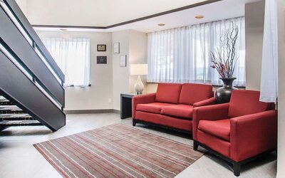 Lobby lounge at Comfort Inn Edmundston.