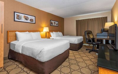 Day use twin room with TV, work desk and private bathroom at Comfort Inn Edmundston.