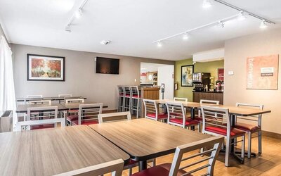Dining area with comfortable seating perfect for co-working at Comfort Inn Chicoutimi.