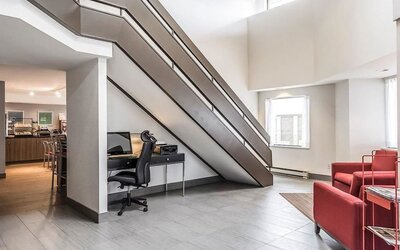 Lobby lounge with workspace at Comfort Inn Chicoutimi.