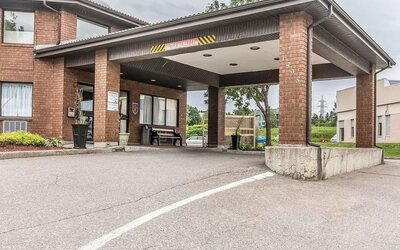 Hotel entrance at Comfort Inn Chicoutimi.