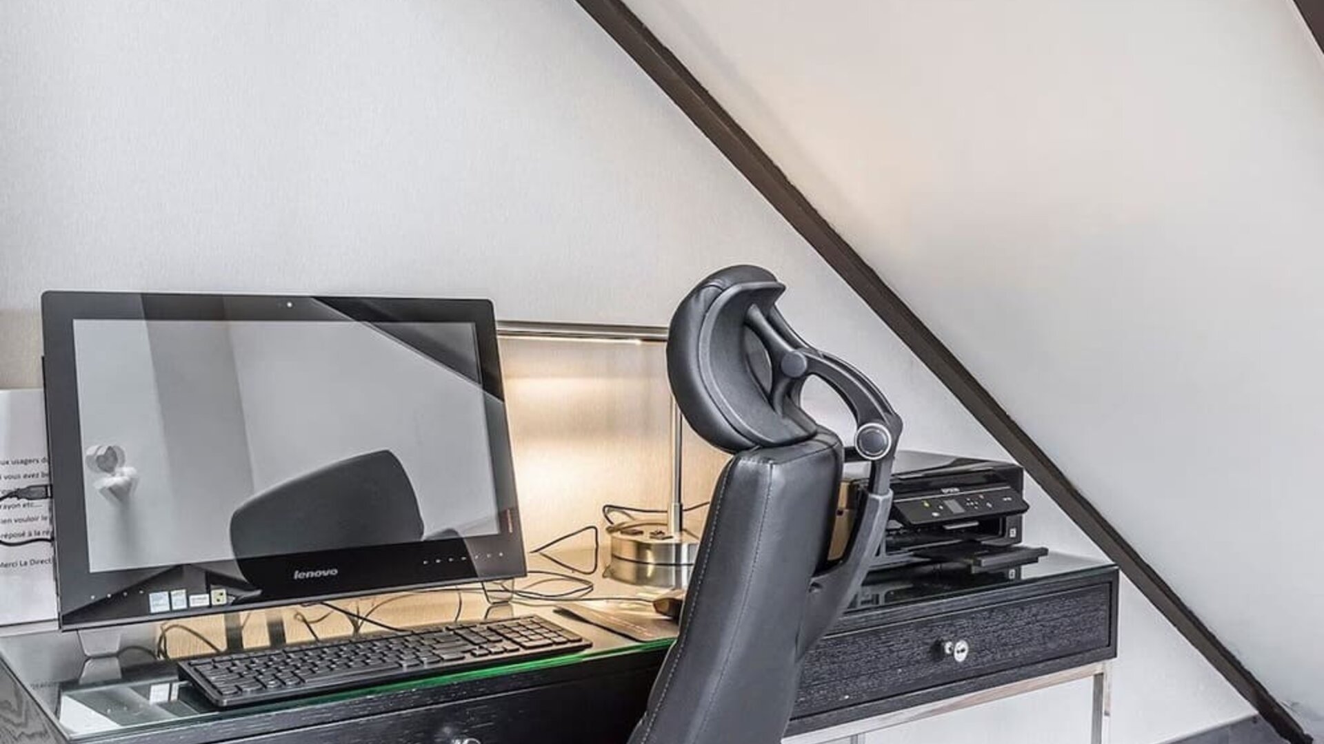 Business center with computer, printer and ergonomic chair at Comfort Inn Chicoutimi.