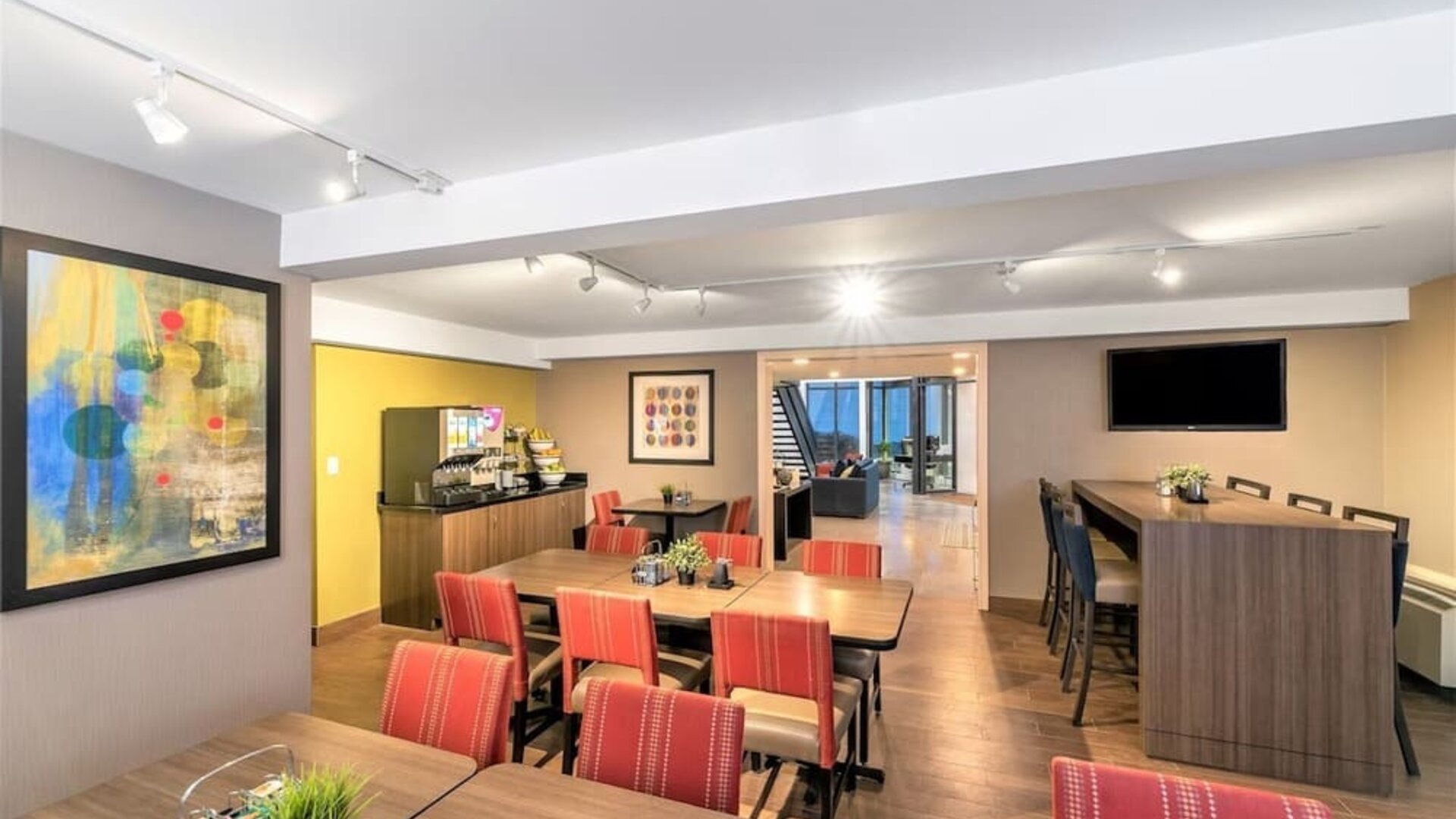 Dining area with comfortable seating perfect for co-working at Comfort Inn Hamilton.