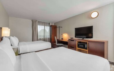 Day use twin room with work desk at Comfort Inn Hamilton.