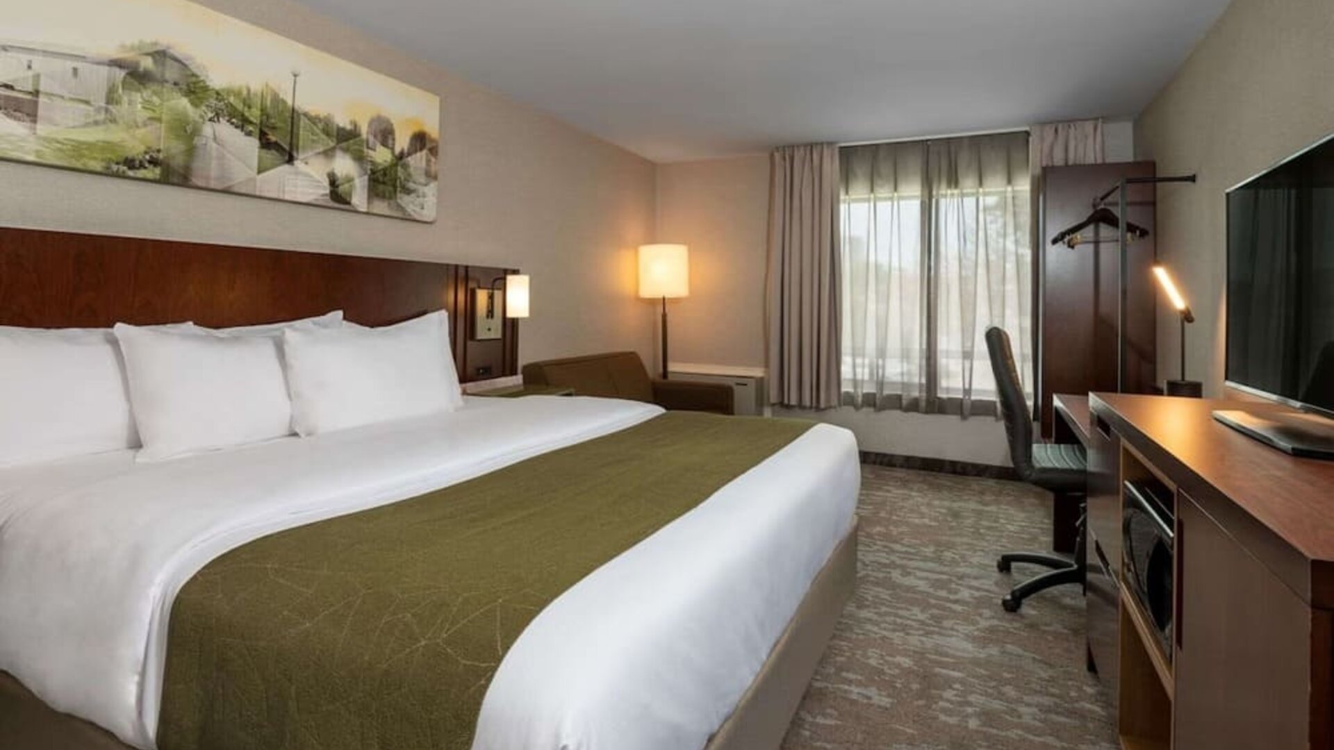 Standard day use room with work desk at Comfort Inn Hamilton.