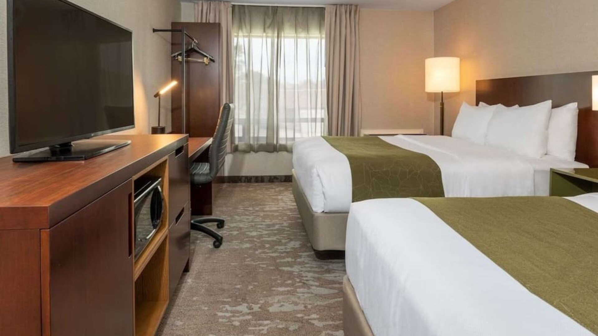 Day use twin room with TV, work desk and private bathroom at Comfort Inn Hamilton.