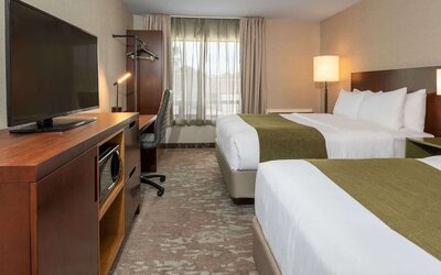 Day use twin room with TV, work desk and private bathroom at Comfort Inn Hamilton.