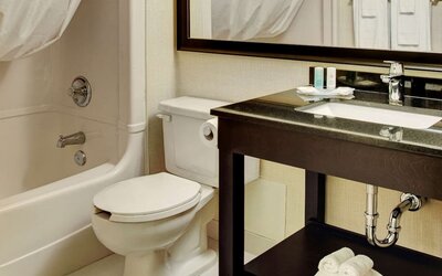 Guest bathroom with tub and free toiletries at Comfort Inn Drummondville.