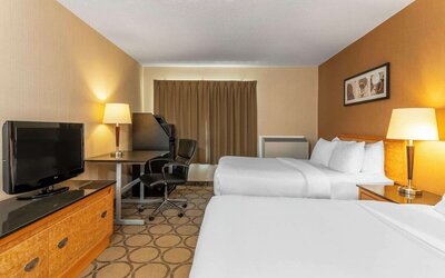 Day use twin room with work desk and private bathroom at Comfort Inn Drummondville.