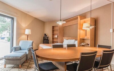 Day use suite with living and dining area at Comfort Inn Drummondville.