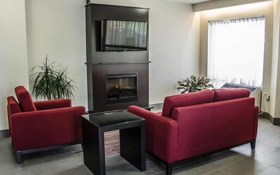 Lobby lounge with fireplace at Comfort Inn Boucherville.
