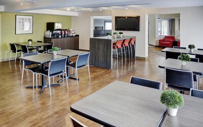 Dining area with comfortable seating perfect for co-working at Comfort Inn Boucherville.