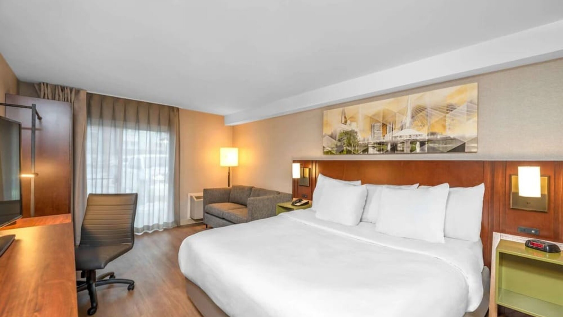 Standar day use room with work desk and sofa at Comfort Inn Boucherville.