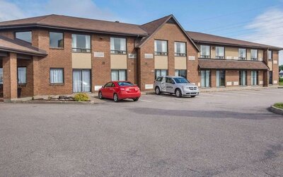 Hotel exterior and parking area at Comfort Inn Baie Comeau.