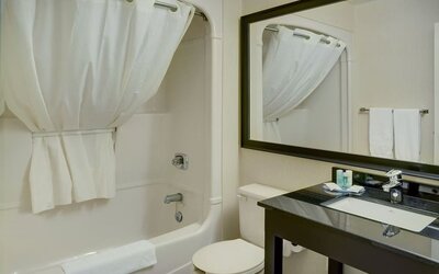 Guest bathroom with tub and free toiletries at Comfort Inn Baie Comeau.