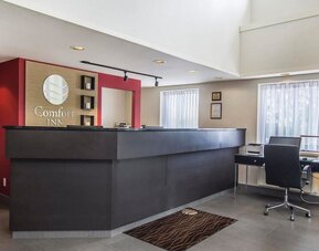 Hotel lobby with business desk with computer, printer and ergonomic chair at Comfort Inn Alma.