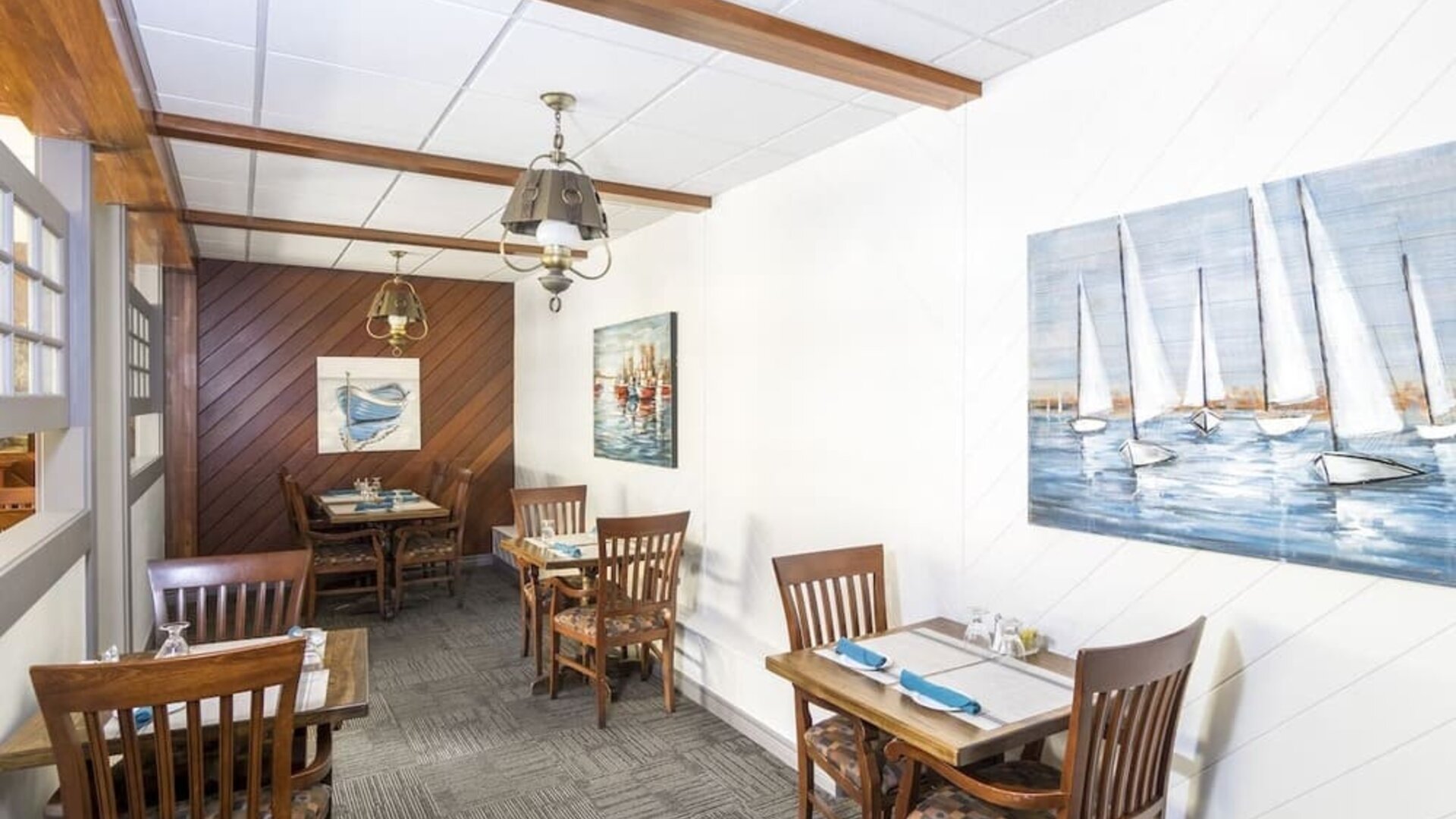 Dining area at Mount Peyton Resort & Conference Center.