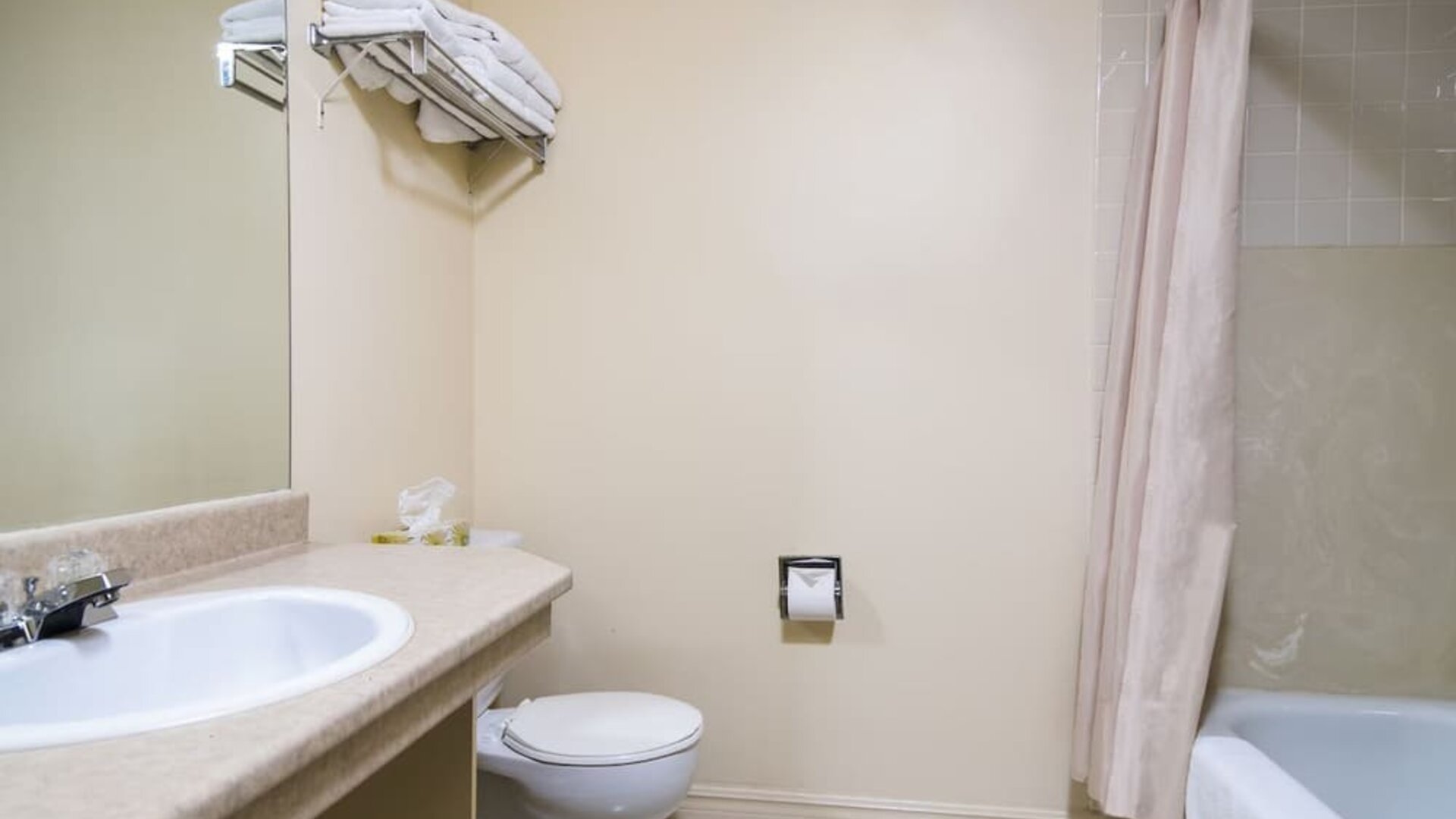 Guest bathroom with tub at Mount Peyton Resort & Conference Center.