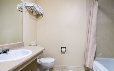 Guest bathroom with tub at Mount Peyton Resort & Conference Center.