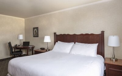 Day use room with work desk at Mount Peyton Resort & Conference Center.