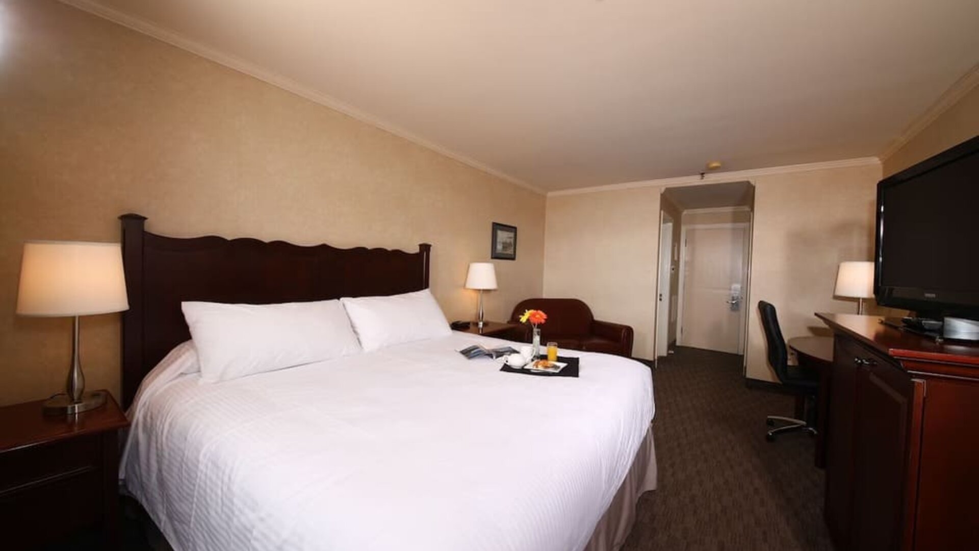 Standard day use room with work desk and sofa at Mount Peyton Resort & Conference Center.