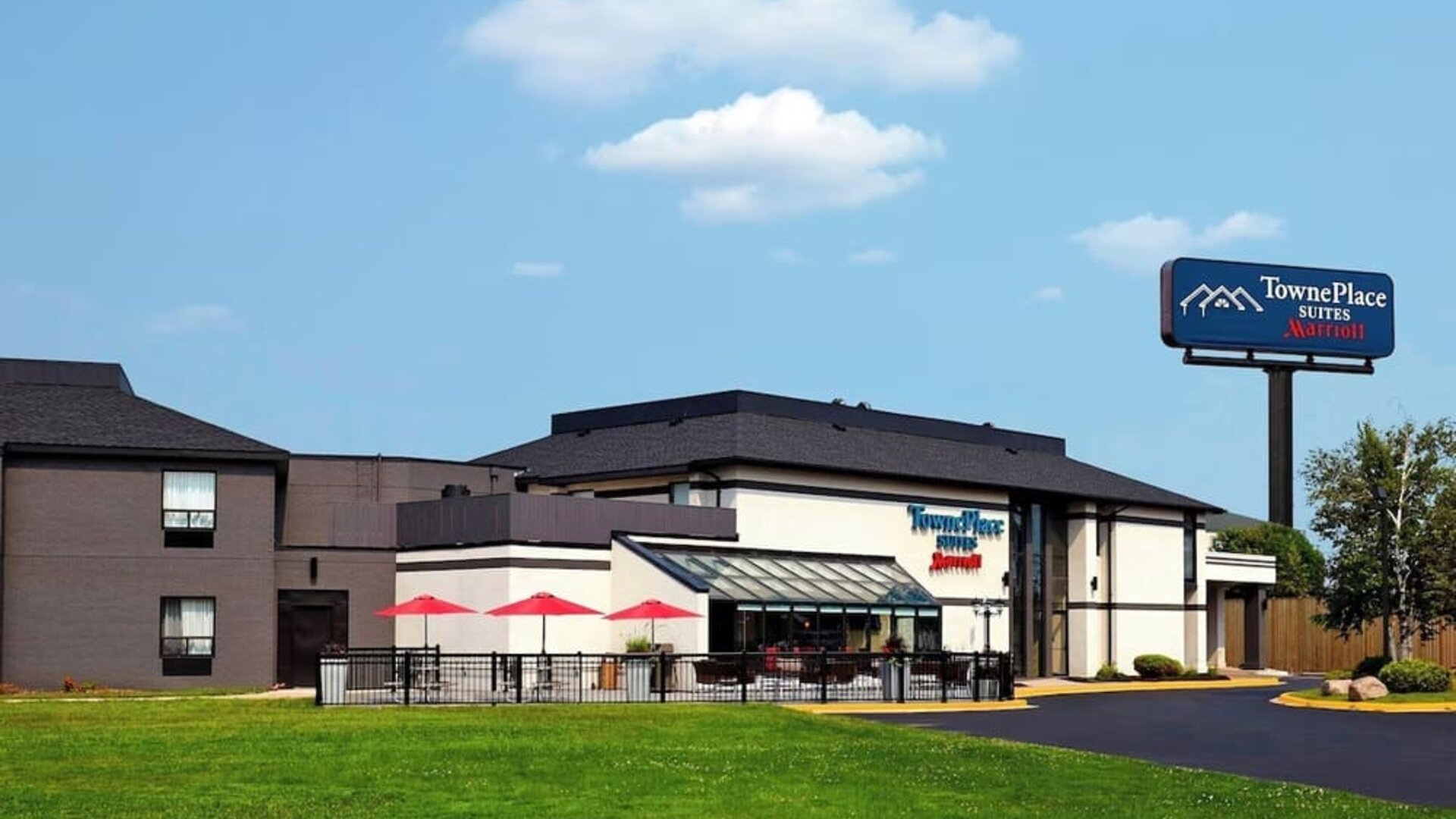 Hotel exterior at TownePlace Suites By Marriott London.