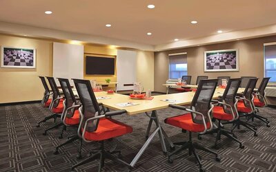 Professional meeting room at TownePlace Suites By Marriott London.