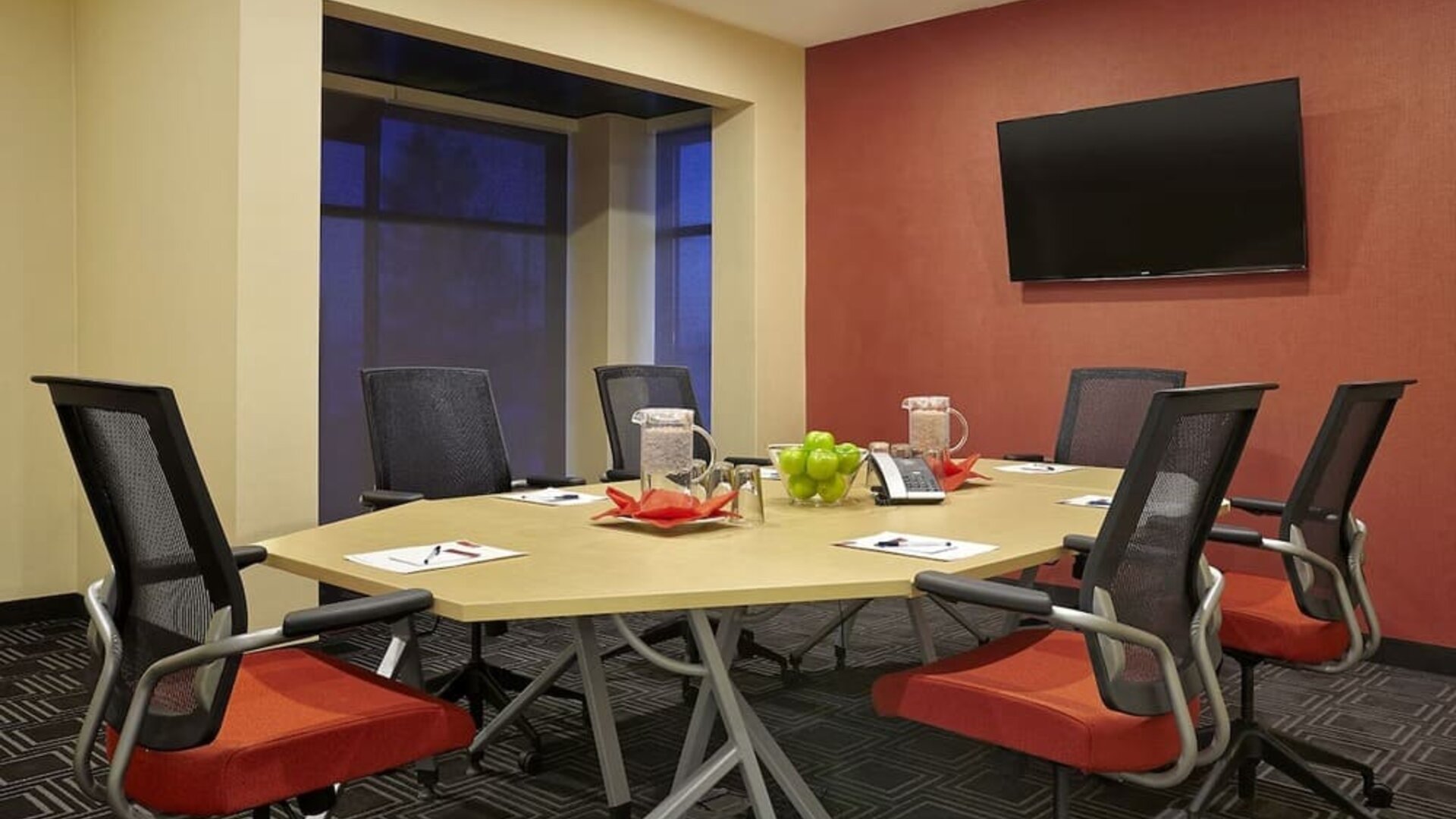 Professional meeting room at TownePlace Suites By Marriott London.