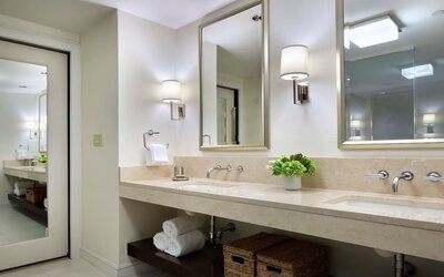 Guest bathroom with shower at Hyatt Regency Boston.