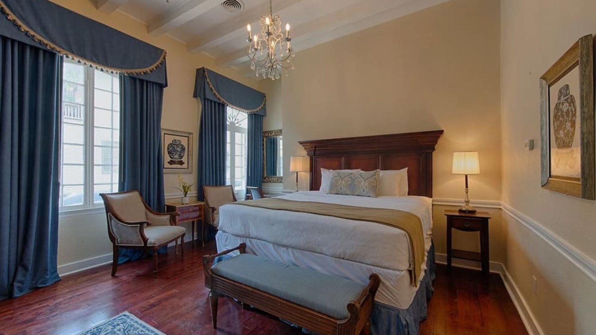 Day use room with natural light at Hotel St. Pierre.