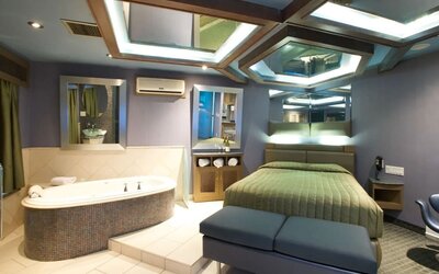 Day use suite with hot tub and work desk at Le Chabrol Hotel Et Suites.