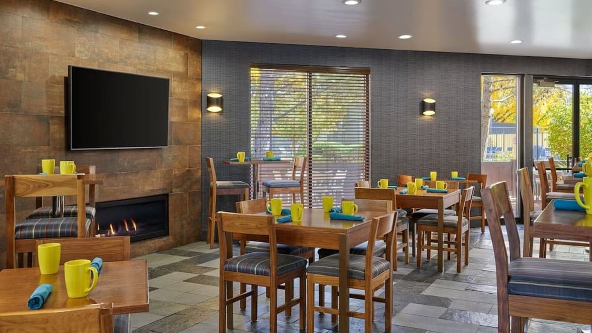 Dining area perfect for coworking at Four Points By Sheraton Salt Lake City Airport.