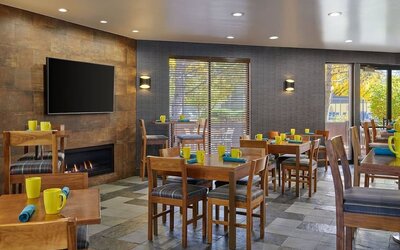 Dining area perfect for coworking at Four Points By Sheraton Salt Lake City Airport.