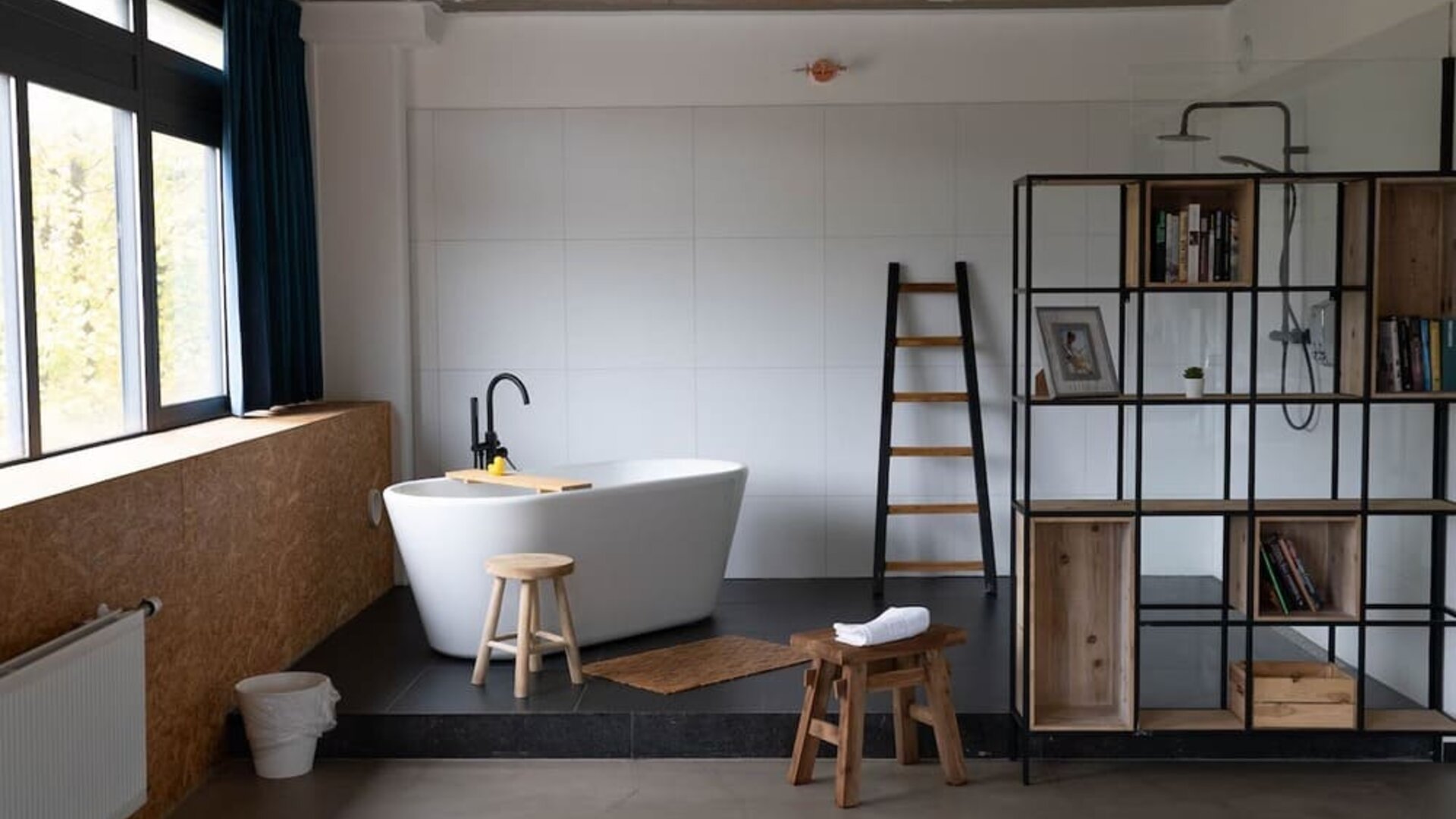 Guest bathroom at Urban Hotel The Golden Stork.