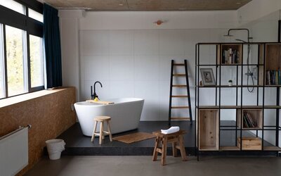 Guest bathroom at Urban Hotel The Golden Stork.