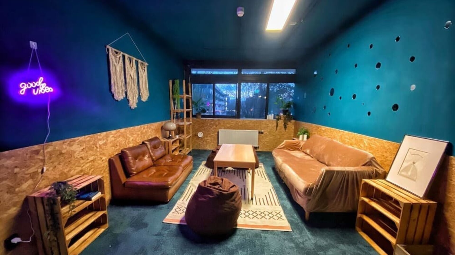 Lounge and coworking space at Urban Hotel The Golden Stork.