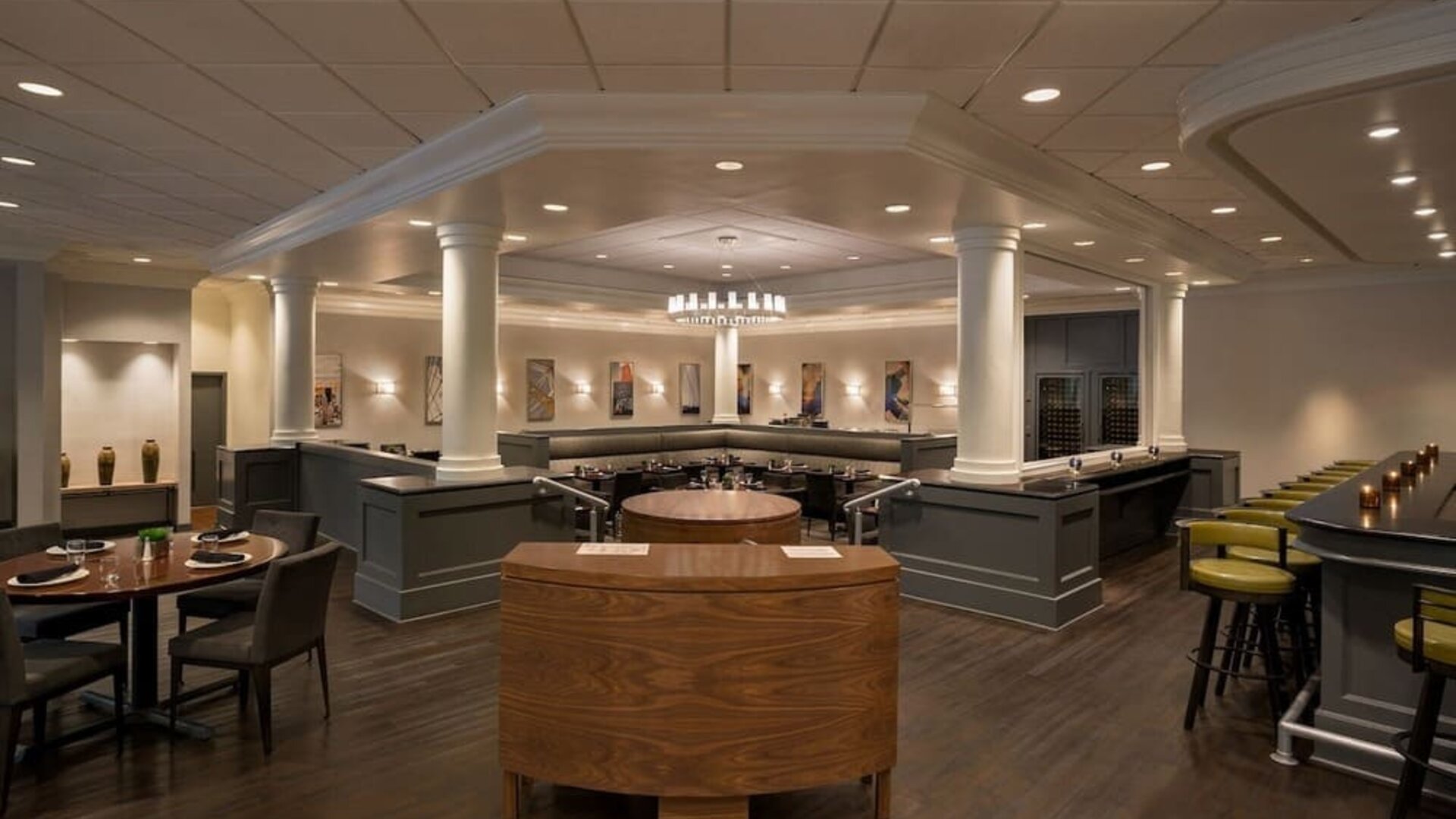 Dining area perfect for coworking at Crowne Plaza Englewood.