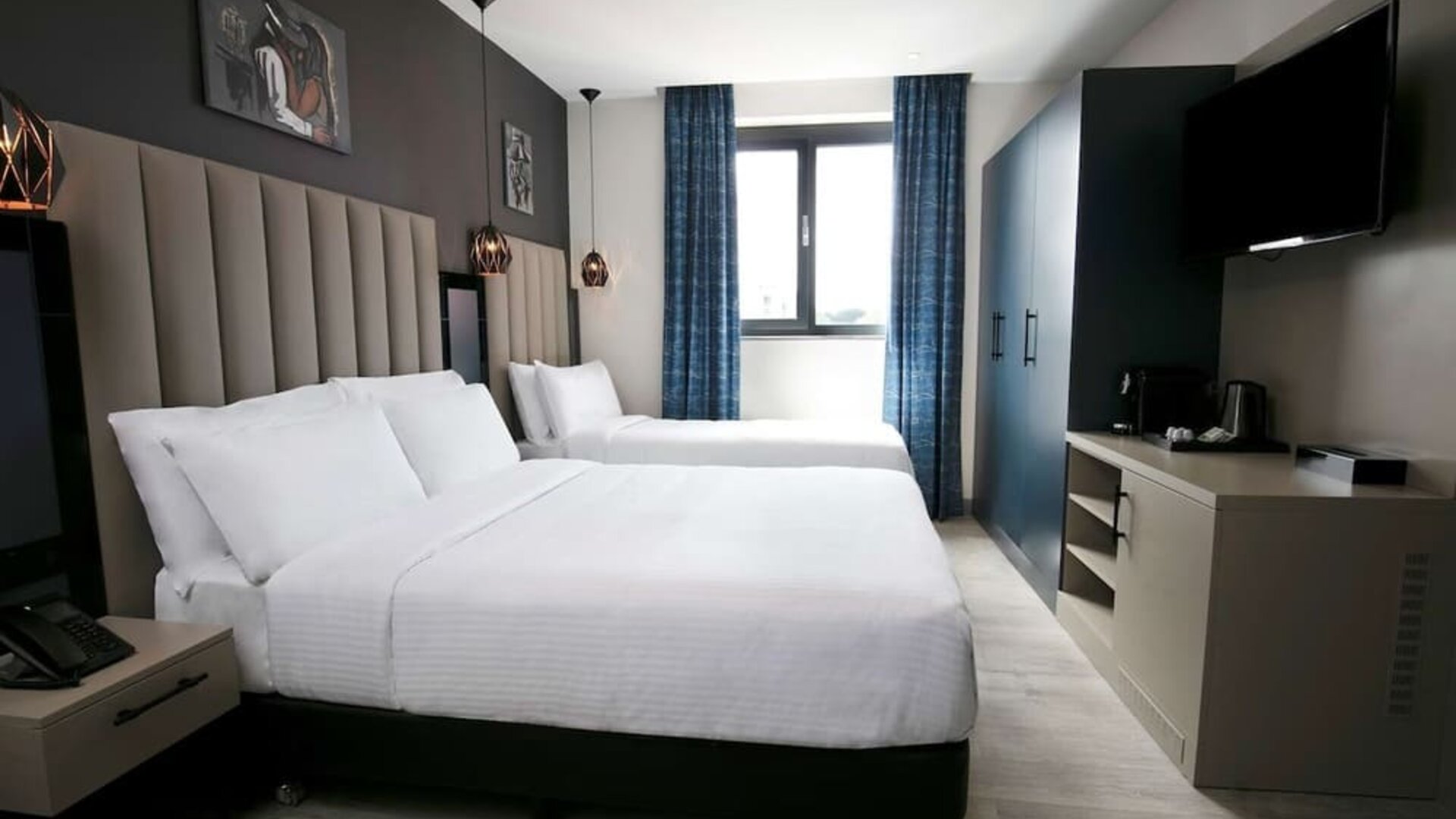 Day use room with TV at Spark By Hilton Luton.