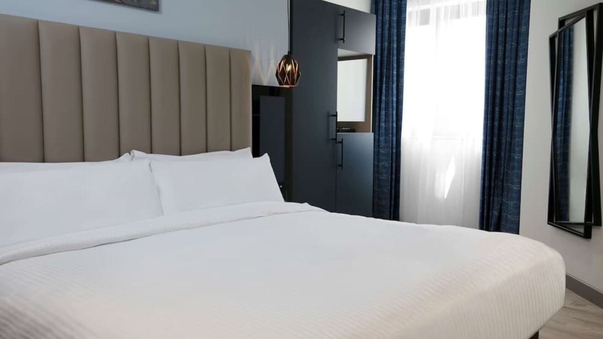 King room at Spark By Hilton Luton.