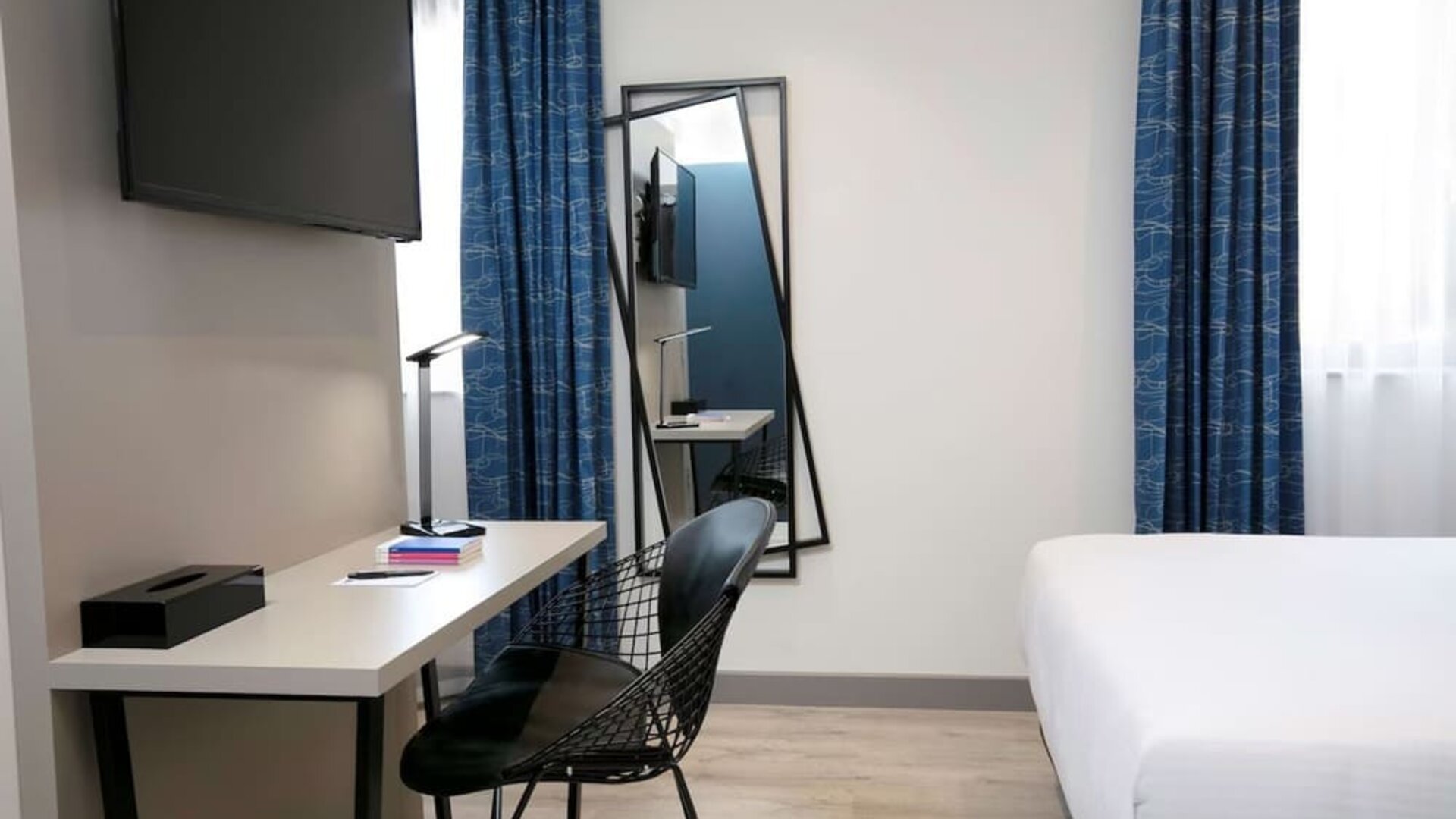 Day room with work station at Spark By Hilton Luton.