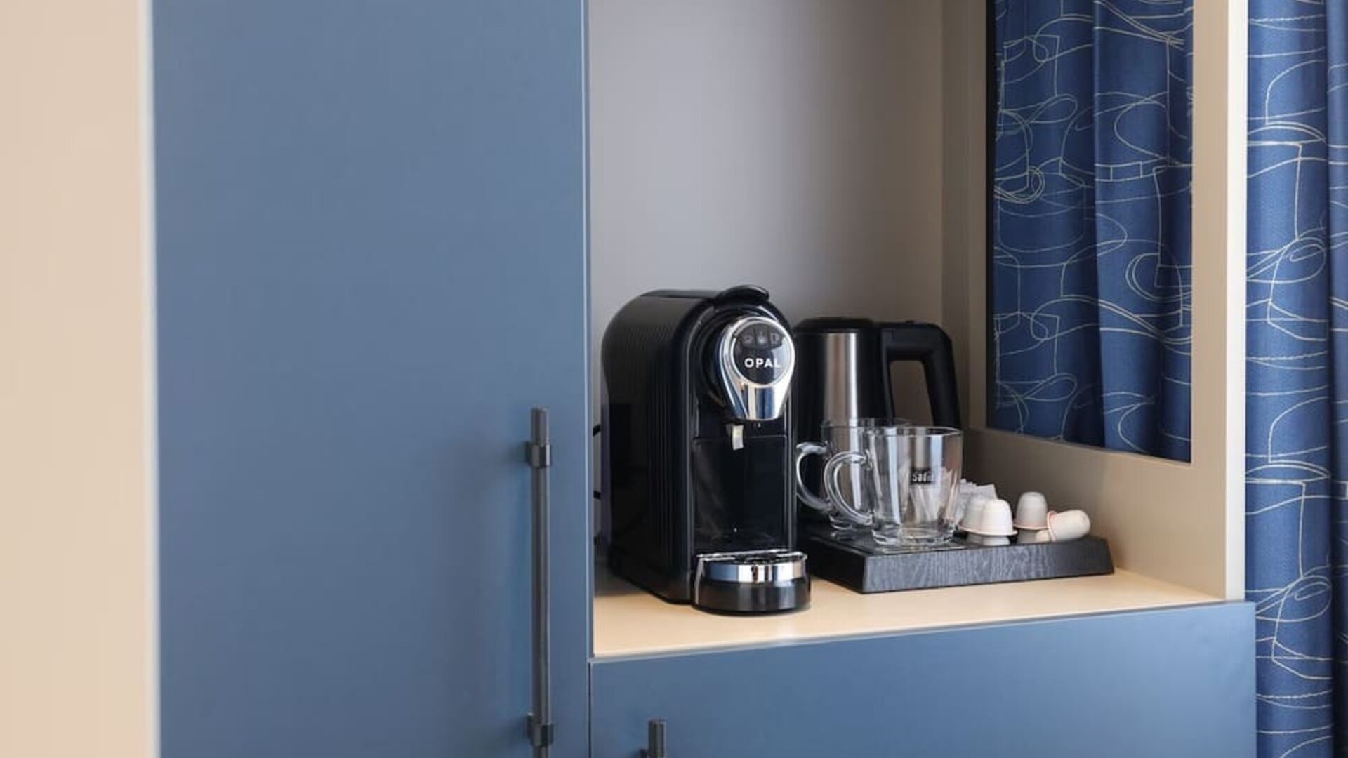 Day room with coffee station at Spark By Hilton Luton.