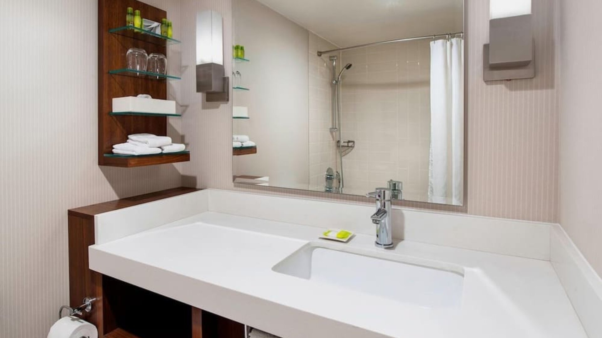 Guest bathroom at Delta Hotel By Marriott Regina.